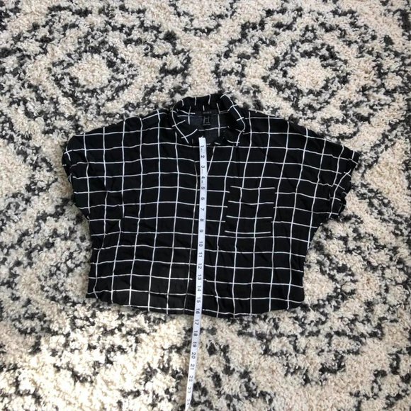 Black & white grid cropped button-up - Picture 4 of 4